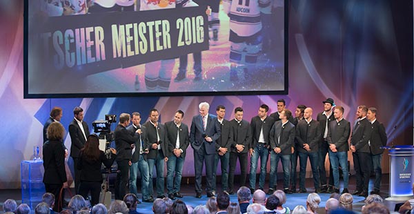 Fr die Eishockeyspieler des EHC Mnchen gab es nach der dt. Meisterschaft den 'Persnlichen Preis des Bayerischen Ministerprsidenten'
