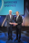 Der bayerische Ministerprsident Horst Seehofer mit BMW Vorstand Oliver Zipse beim bayerischen Sportspreis 2016.