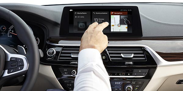 Bordbildschirm im neuen BMW 5er - zu steuern per Touch-Screen, und per Gestensteuerung