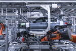 BMW Group Werk Dingolfing; Technologie Montage; vollautomatischer Aggregateeinbau 