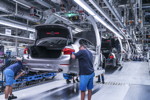 BMW Group Werk Dingolfing; Technologie Montage; Anbau Stoßfänger hinten
