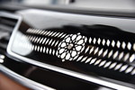 BMW 750Li xDrive Solitaire und Master Class Edition, individuelle Edelholzleiste, auf Wunsch mit eingelassenen Diamaneten