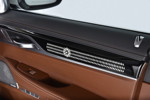 BMW 750Li xDrive Solitaire und Master Class Edition, individuelle Edelholzleiste vorne mit Diamant