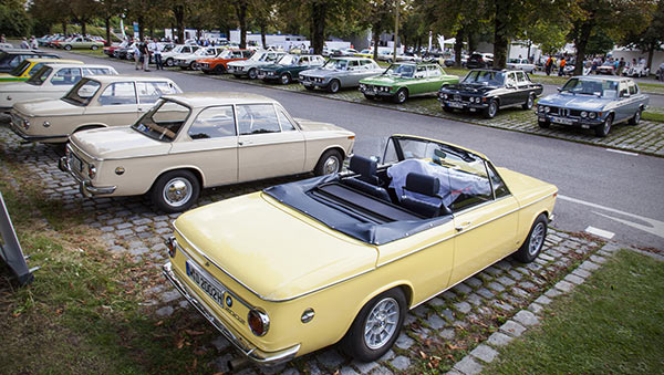 BMW Clubs in der Parkharfe im Olympiapark: BMW 02 (vorne) und BMW E9 Limousinen (hinten)