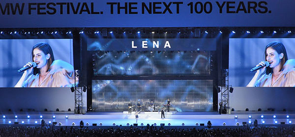 2010 - 2016: Die jüngsten Jahre und der 100. Geburtstag: Bühne frei für den Zeitgeist. Lena feiert bei ihrem unvergesslichen Auftritt das Hier und Jetzt.