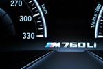 BMW M760Li xDrive, Tacho-Instrumente mit M760Li Schriftzug