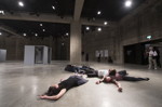 BMW Tate Live: Alexandra Pirici & Manuel Pelmu? 'Public Collection' (2014) während der Eröffnungswoche der Tate Modern