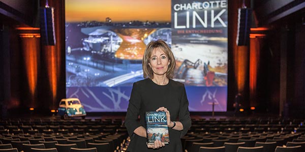 Bei einem ihrer seltenen ffentlichen Auftritte prsentiert die Star-Autorin Charlotte Link ihren Roman 'Die Entscheidung' am Sonntag, den 13. November 2016, in der BMW Welt.