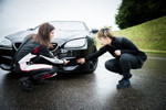 Cao Fei und Rennfahrerin Cyndie Allemann auf dem TCS Trainingsgelnde in Hinwil