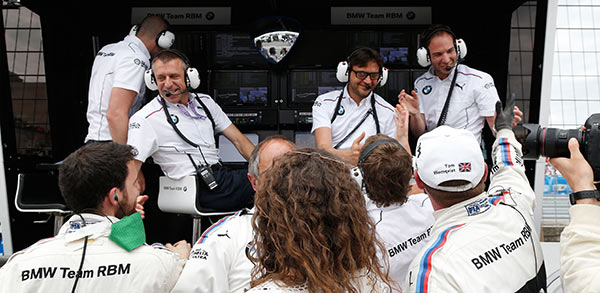 Bart Mampaey (BE) Team Chef BMW Team RBM (links) und sein Team feiern den Zweitplatzierten Tom Blomqvist und Drittplatzierten Maxime Martin.