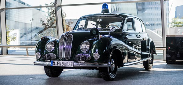 Erste BMW Einsatzfahrzeuge in neuem, blauem Streifendesign an den Alter BMW 501, aus als 'Barockengel' bekannt, als Polizeiwagen in der BMW Welt.