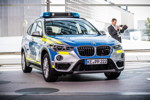 Erste BMW Einsatzfahrzeuge in neuem, blauem Streifendesign an den bayerischen Innenminister Joachim Herrmann und die Bayerische Polizei in der BMW Welt übergeben.