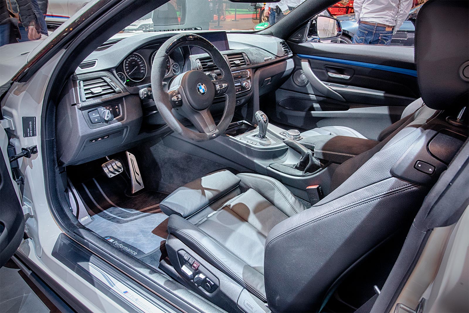 Foto: BMW 440i mit BMW M Performance Lenkrad II Alcantara mit Carbonblende  und Race-Display (1.340 Euro) (vergrößert)