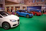 elektrifizierte BMWs auf dem Stand eines Carsharing Anbieters gegenüber