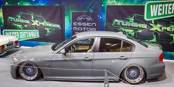 BMW 3er (E90), 150 PS, Folierung in 'Avery Dark Gery', mit M Performance Seitenschwellern