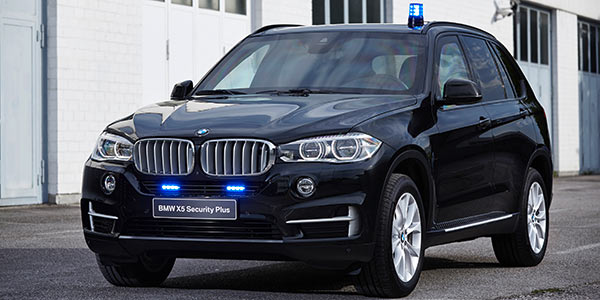BMW auf der GPEC 2016: BMW X5 xDrive50i Security Plus mit Blaulicht vorne und auf dem Dach
