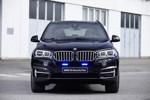 BMW auf der GPEC 2016: BMW X5 xDrive50i Security Plus mit Blaulicht vorne