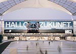 HALLO ZUKUNFT- die Jubil&auml;umskampagne von BMW Deutschland. Geplantes Plakat an der Westfassade des Flughafens M&uuml;nchen.