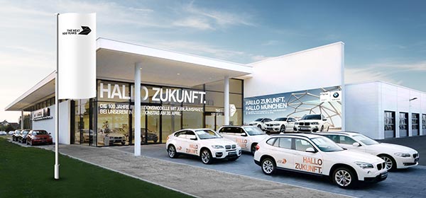 HALLO ZUKUNFT- die Jubil&auml;umskampagne von BMW Deutschland. Beispielhafte Darstellung bei einem BMW Handelsbetrieb.
