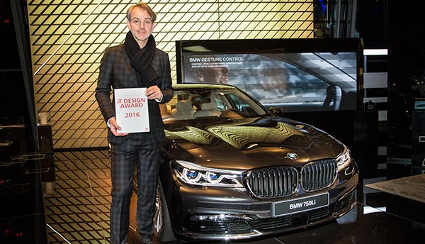 Adrian van Hooydonk, Senior Vice President BMW Group Design, mit dem iF design award für den neuen BMW 7er in der BMW Welt.