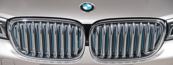 BMW 740Le xDrive ePerformance, blaue Nierenstäbe (im geschlossenen Nierenzustand) deuten auf den Hybrid-Antrieb hin.
