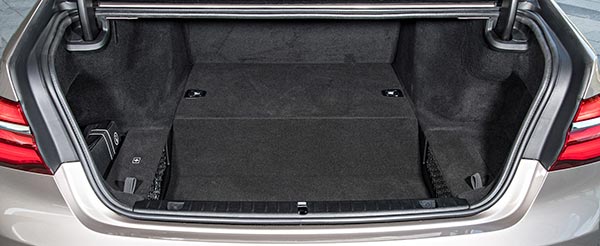 BMW 740Le xDrive iPerformance mit in der Höhe eingeschränktem Kofferraum