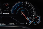 BMW 740Le xDrive iPerformance, Tacho Instrumente. Bei Vollgas gibt es den eBoost.