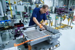 Produktion von Hochvoltspeichern in Dingolfing für Plug-in-Hybridfahrzeuge.