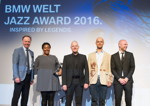 BMW Welt Jazz Award 2016: Das Siegerensemble Indra Rios-Moore mit Dr. Ian Robertson, Mitglied des Vorstands der BMW AG.