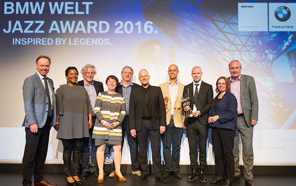 BMW Welt Jazz Award 2016: Das Siegerensemble Indra Rios-Moore mit Dr. Ian Robertson, Mitglied des Vorstands der BMW AG, und der Jury des BMW Welt Jazz Awards.