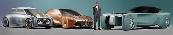 BMW Chef Haralad Krüger neben BMW Vision Next 100 Modellen