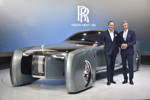 Rolls-Royce VISION NEXT 100, (v.l.r.) Torsten Müller-Ötvös, CEO Rolls-Royce Motor Cars; Giles Taylor, Leiter Design Rolls-Royce Motor Cars.