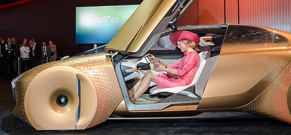Königin Maxima der Niederlande im BMW Vision Next 100