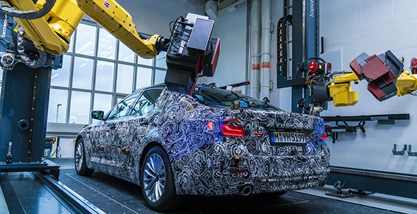 Vollautomatisierte, optische Messzelle im Pilotwerk der BMW Group in Muenchen