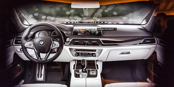 Am Monitor werden Fahrzeugfunktionen erläutert. Das virutelle Fahrzeug entspricht genau der bestellten Ausstattungsvariante.