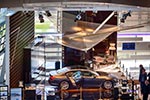 BMW 7er Ausstellung in der BMW Welt mit 6 kg leichten Carbon Segel überhalb.