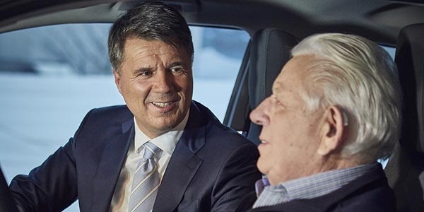 BMW Chef Harald Krüger übergibt den Schlüssel für das 100.000ste elektrifizierte Fahrzeug im Jahr 2017 an seinen Kunden Wilhelm Schulten aus Nordrhein-Westfalen.