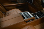 Alpina B7 in Chestnut Bronze, Mittelkonsole im Fond mit BMW Toch Command, einem Samsung Tablet