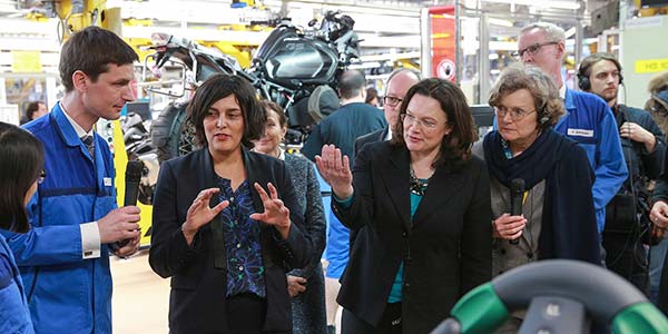 Bundesministerin Andrea Nahles besucht mit französischer Amtskollegin Myriam El Khomri das BMW Motorradwerk Berlin mit Fokus auf Industrie 4.0. Vorgestellt wird ein autonomer Routenzug.