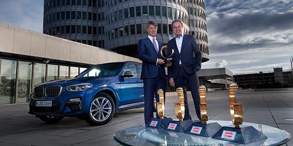 'Auto Trophy 2017': Harald Krüger und Volker Koerdt, Chefredakteur der Auto Zeitung.