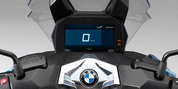 BMW C 400 X, multifunktionale Instrumentenkombination mit6,5 Zoll großem Vollfarb-TFT-Display