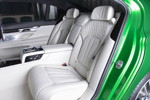 BMW M760Li xDrive M Performance in Rallye Green, mit Executive Lounge im Fond.