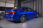 BMW M760Li xDrive M Performance in San Marino Blau, im Showroom von BMW Abu Dhabi Motors.