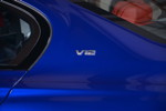 BMW M760Li xDrive M Performance in San Marino Blau, V12 Logo auf der C-Säule.