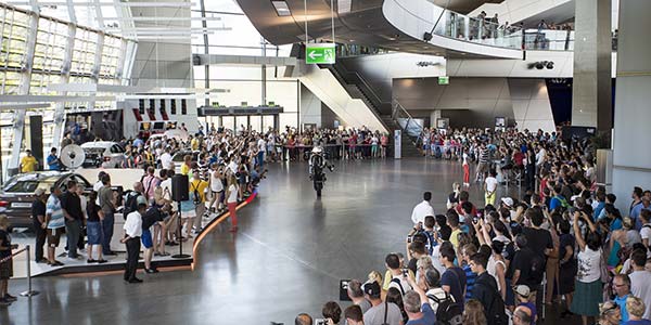T&auml;gliche Live-Acts wie hier der BMW Motorrad Fahrer unterhalten die Besucher in der BMW Welt.