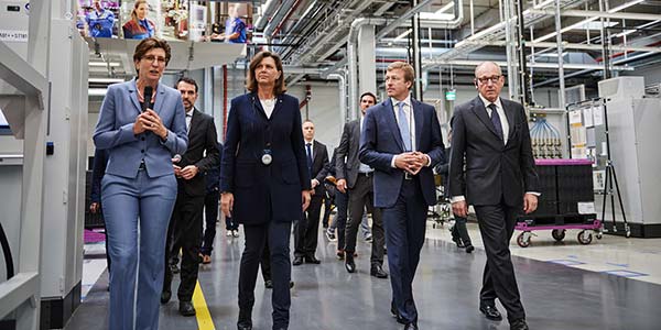 V.l.n.r.: Ilka Horstmeier, BMW Group, Leiterin Produktion Motoren und Elektrische Antriebssysteme; Ilse Aigner, Bayerische Staatsministerin f&uuml;r Wirtschaft und Medien, Energie und Technologie; Oliver Zipse, Mitglied des Vorstands der BMW AG, Produktion, und Dr. Andreas Wendt, Leiter BMW Group Werk Dingolfing.