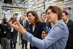 Ilse Aigner, Bayerische Staatsministerin f�r Wirtschaft und Medien, Energie und Technologie, und Ilka Horstmeier, BMW Group, Leiterin Produktion Motoren und Elektrische Antriebssysteme.