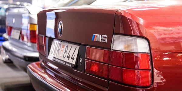 BMW M5 (E34) neben einem seltenen Alpina B10 3,0 auf der Essen Motor Show, Halle 1.