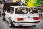 BMW 3er (E30), speziell angefertigtes, gekürtzes Airride-Fahrwerk, Showeinbau im Kofferraum.