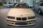 BMW 320i (E36), Karosserie verbreitert, Stoßstangen vorne, hinten und seitlich in schwarz.